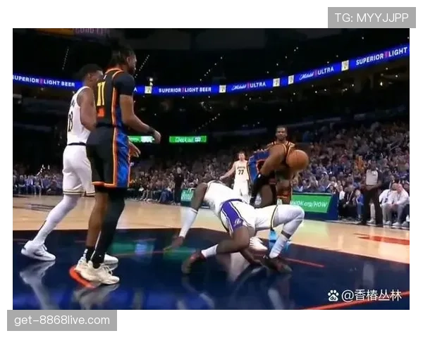 拉人犯规的判罚标准与裁判处罚原则解析