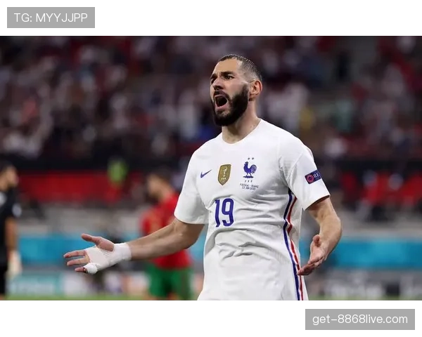 本泽马与齐达内的战术角色差异：进攻核心与中场大师的功能边界解析