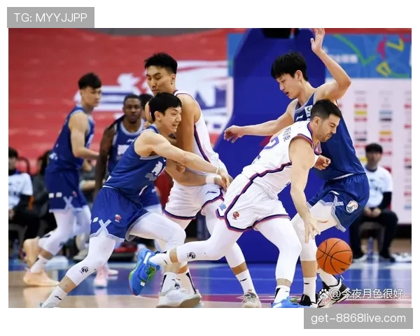 点球主罚前队友提前进区，为何不判违例？